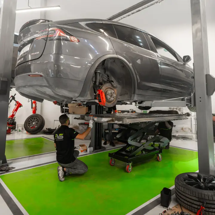 Tesla على رافعة EVS فوق الأرضية الخضراء المميزة